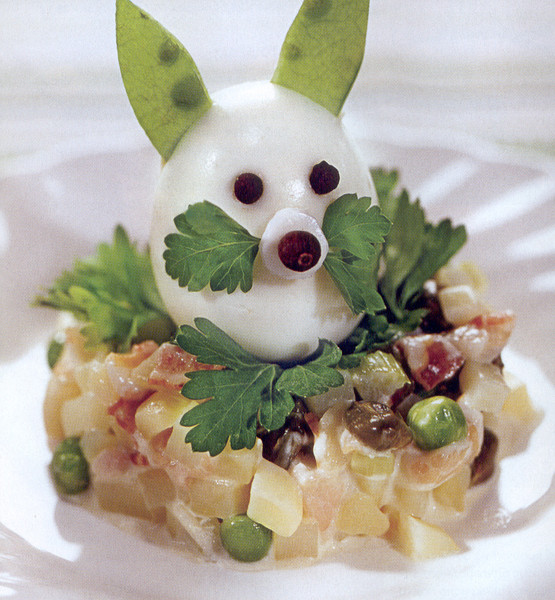 Фото идеи украшения салата в виде Кроликов